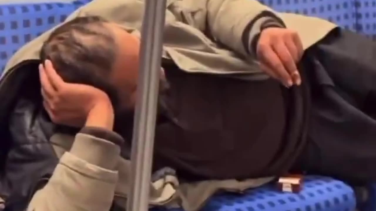 🚨🇩🇪 A foreigner smoked while lying on the seats of the Berlin subway.