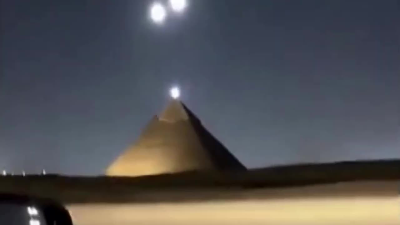 ★ Incroyable De mystérieuses sphères filmées au-dessus des Pyramides de Gizeh ! - Février 2025