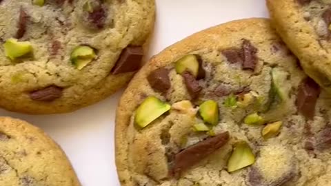 How to make pistachio cookies, crunchy outside and soft inside.