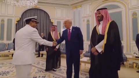 🚨🔥President Trump greets Saudi officials at the Royal Court in Riyadh, Saudi Arabia