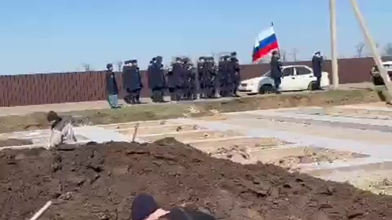 Business is Booming For Gravediggers in Russia