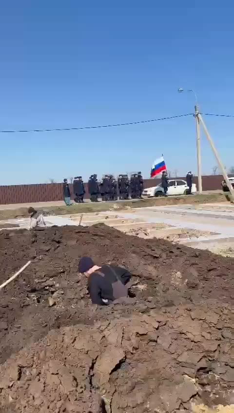Business is Booming For Gravediggers in Russia
