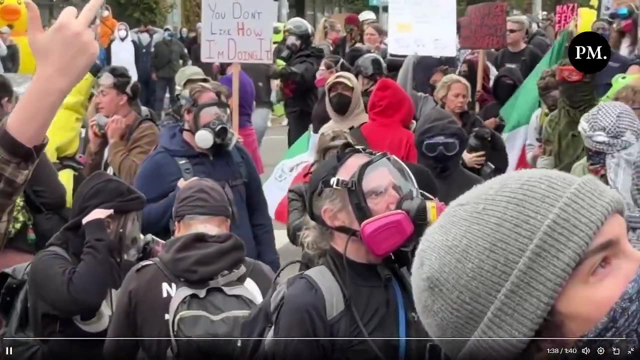 Breaking: Cảnh sát liên bang bắt giữ người bên ngoài cơ sở ICE ở Portland.
