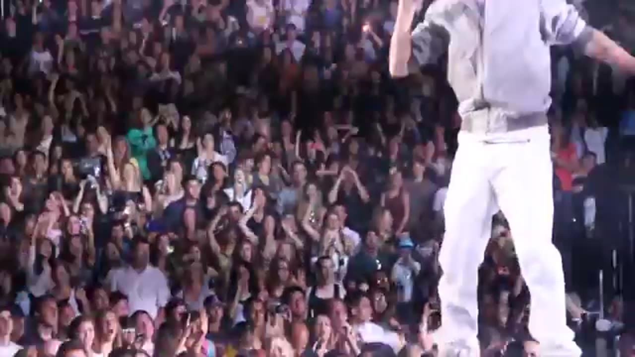 Justin Bieber - Love Me