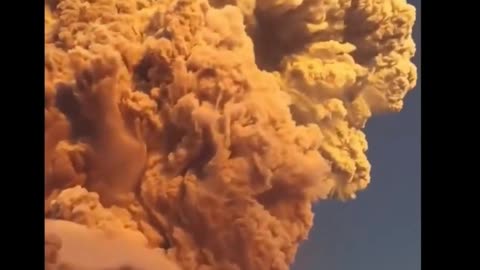 SILNÁ ERUPCE SOPKY LEWOTOBI LAKI-LAKI 17.6.2025