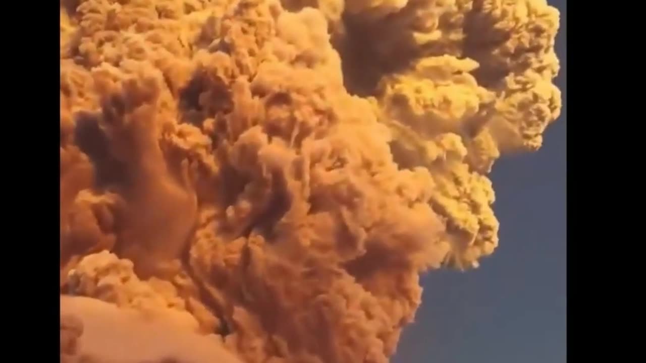 SILNÁ ERUPCE SOPKY LEWOTOBI LAKI-LAKI 17.6.2025