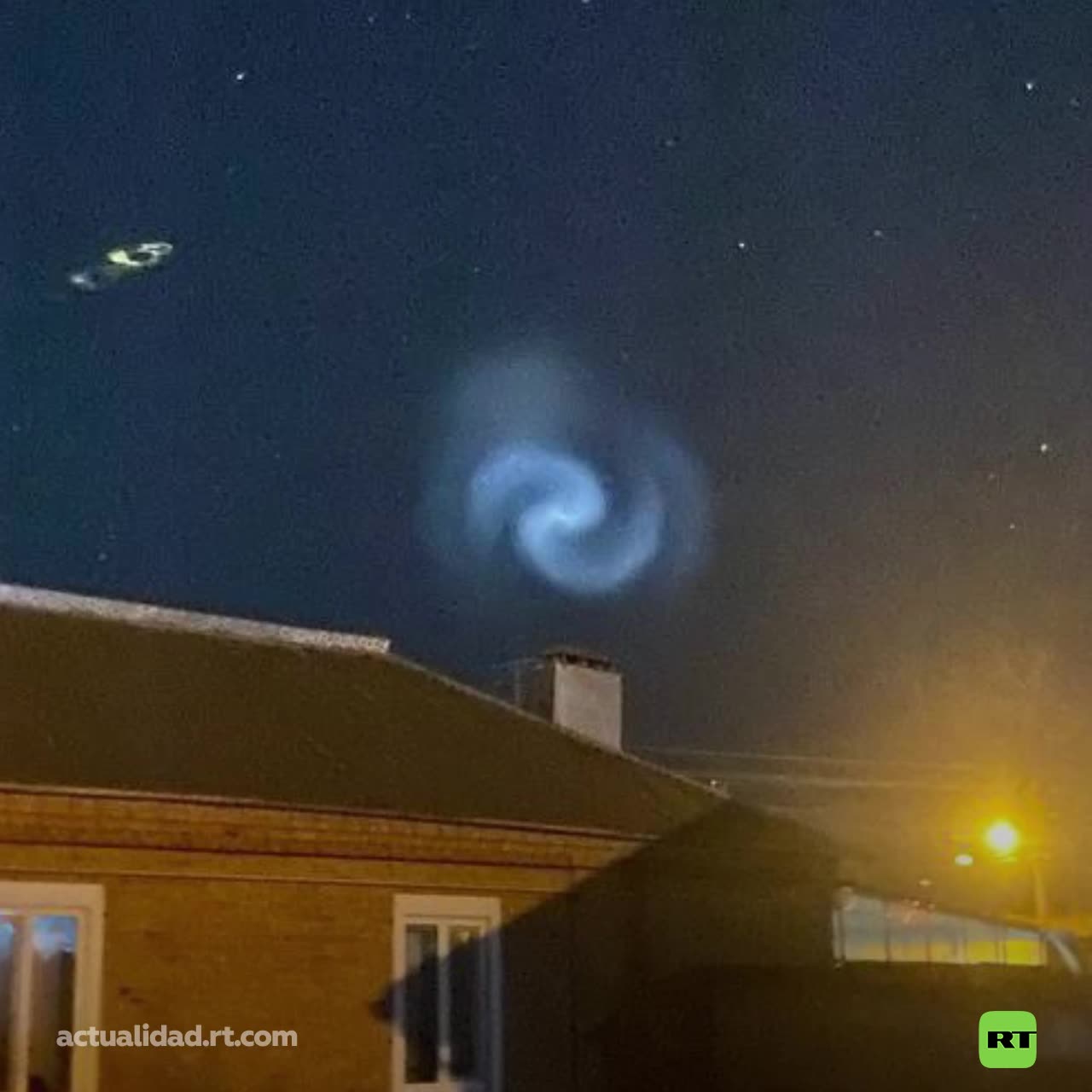 Misteriosa espiral brillante aparece en el cielo