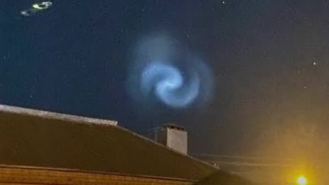 Misteriosa espiral brillante aparece en el cielo