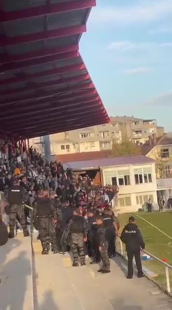 lojtaret e shkendijes lejne fushen pas thirrjeve antishqiptare