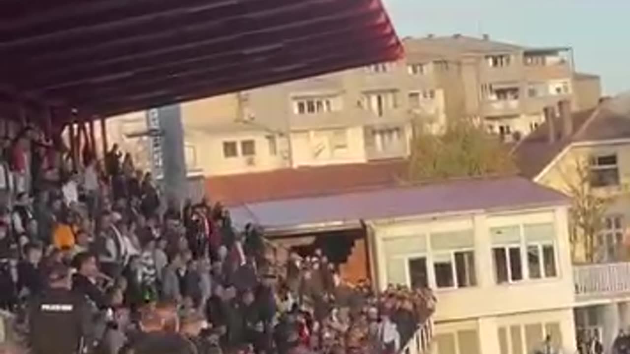 lojtaret e shkendijes lejne fushen pas thirrjeve antishqiptare