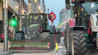 Police use tear gas against protesting farmers in Brussels