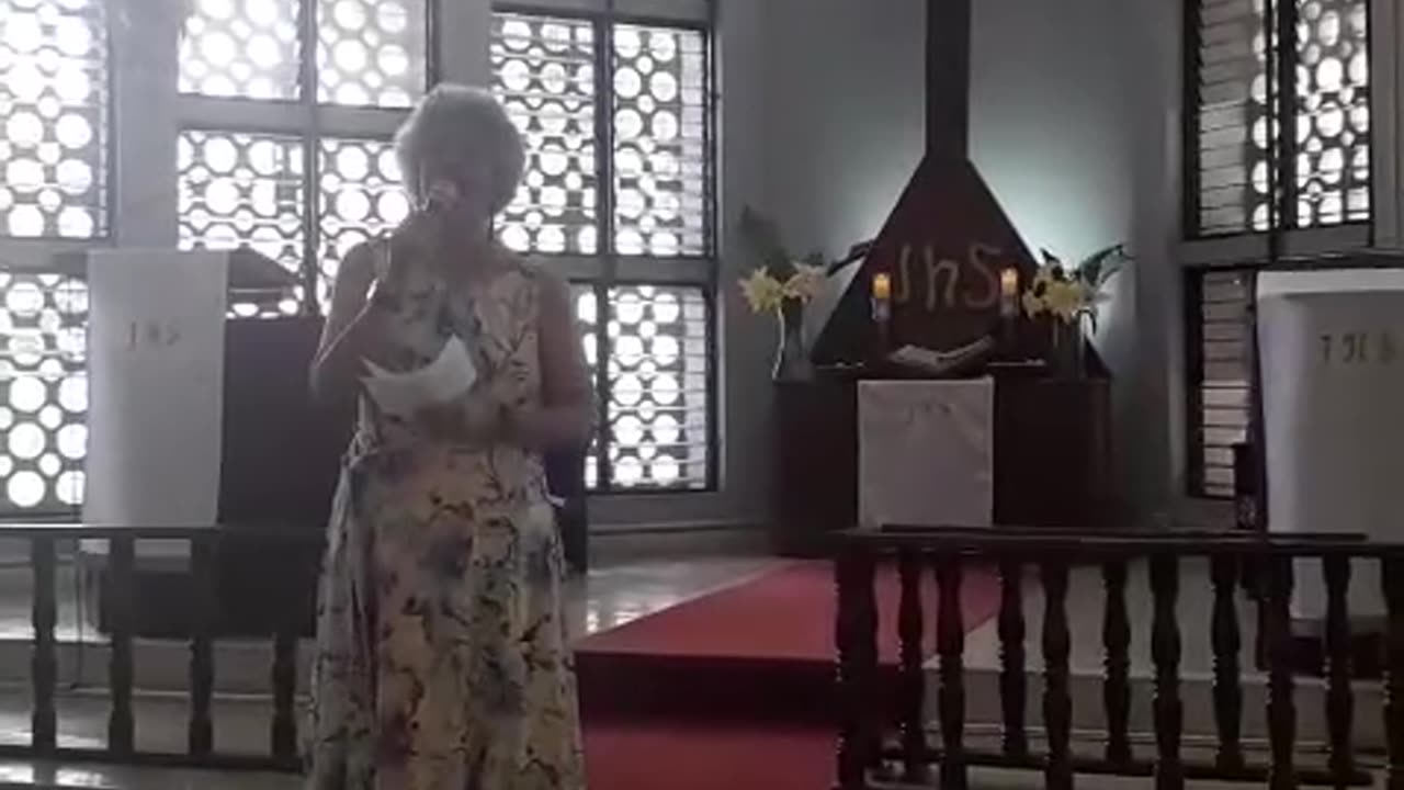 '¡Él reina! / He reigns!