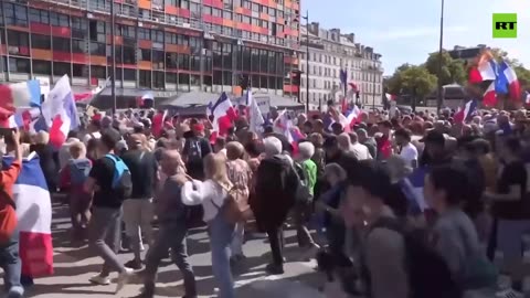 Hundreds rally in Paris against troops' deployment to Ukraine