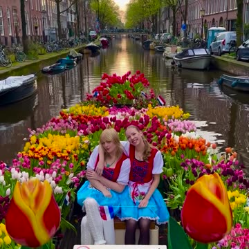 🇳🇱 A boat trip along the canals of Amsterdam with the scent of Dutch tulips