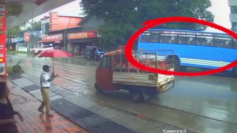 केरला के चेंबूर में बस स्टॉप पर इंतजार कर रहे लोगों को प्राइवेट बस ने मारी टक्कर, वीडियो