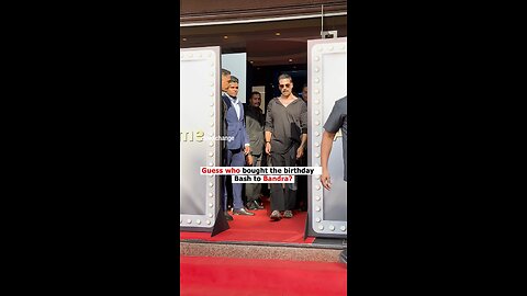 . Akshay in high spirits at his birthday bash