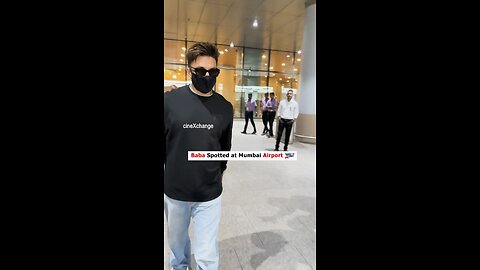 “Baba spotted at Mumbai Airport.” ✈️ #RanveerSingh #BollywoodActor #RanveerSinghFans #Simmba