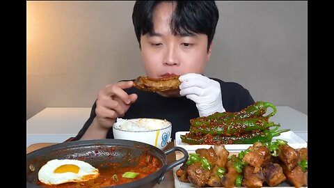 Luncheon meat stewed with potatoes, fried eggs, spareribs, soybean paste with green peppers,
