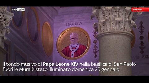 NOTIZIE DAL MONDO il mosaico con il ritratto di Papa Leone XIV inserito nella basilica di San Paolo fuori le Mura. Si tratta del 267° ritratto papale che completa la celebre serie cronologica dei papi del cattolicesimo romano nella Basilica di San Paolo