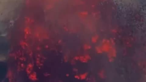Kilauea volcano in Hawaii resumes eruptions😱shooting lava 100 feet into the air