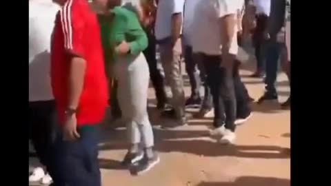 O prefeito de Macapá, Dr. Furlan (MDB), agrediu jornalistas e interrompeu um evento público na capital do Amapá neste domingo, 17. O episódio começou quando um repórter o interpelou sobre a lentidão de uma obra anunciada em 2023, ainda inacabada.