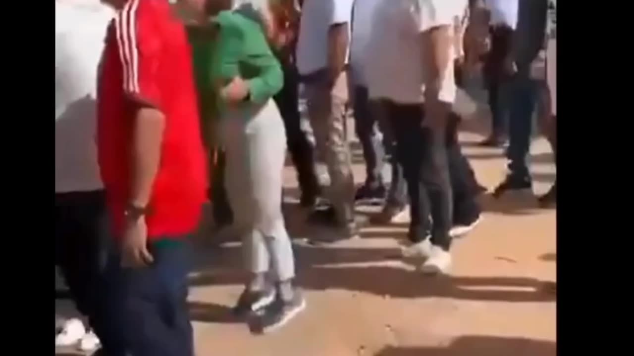 O prefeito de Macapá, Dr. Furlan (MDB), agrediu jornalistas e interrompeu um evento público na capital do Amapá neste domingo, 17. O episódio começou quando um repórter o interpelou sobre a lentidão de uma obra anunciada em 2023, ainda inacabada.