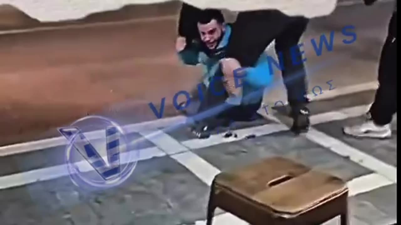 ΒΙΝΤΕΟ ΣΟΚ: ΔΕΙΤΕ ΚΑΡΕ-ΚΑΡΕ ΤΟΝ ΞΥΛΟΔΑΡΜΟ ΓΝΩΣΤΟΥ YOUTUBER!