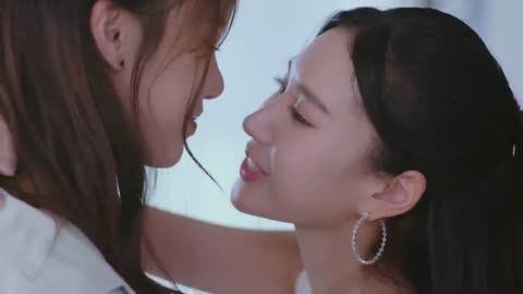 Hot girls kissing video