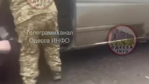 Enlèvement d'un civil Ukrainien pour l'envoyer au front