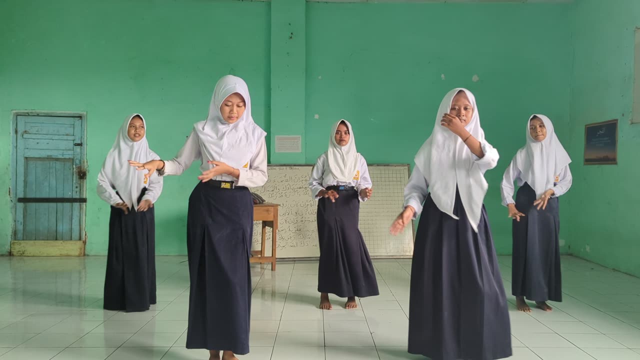 LATIHAN TARI PELANGGARAN - SMPI YOSOWILANGUN