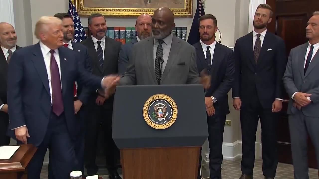 Lawrence Taylor to Trump : and I'm here to serve you."