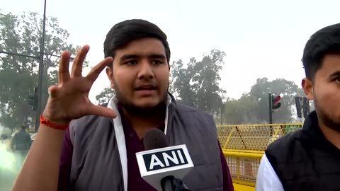 Heavy air pollution plagues residents and tourists in New Delhi