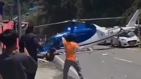 Helicopter Emergency Landing on Highway in Rudraprayag (Live Video)