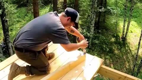 My huge tree house was caught in the rain, an ingenious solution for stair railings