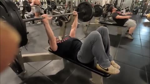 HOW TO DO FLAT BARBELL BENCH PRESS WITH ANTHONY, EXCELLENT FORM WITH FULL RANGE OF MOTION