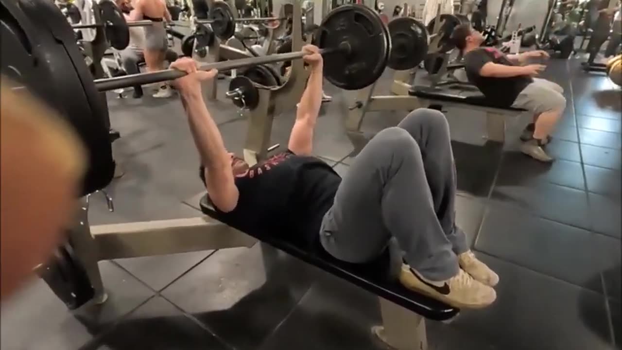 HOW TO DO FLAT BARBELL BENCH PRESS WITH ANTHONY, EXCELLENT FORM WITH FULL RANGE OF MOTION