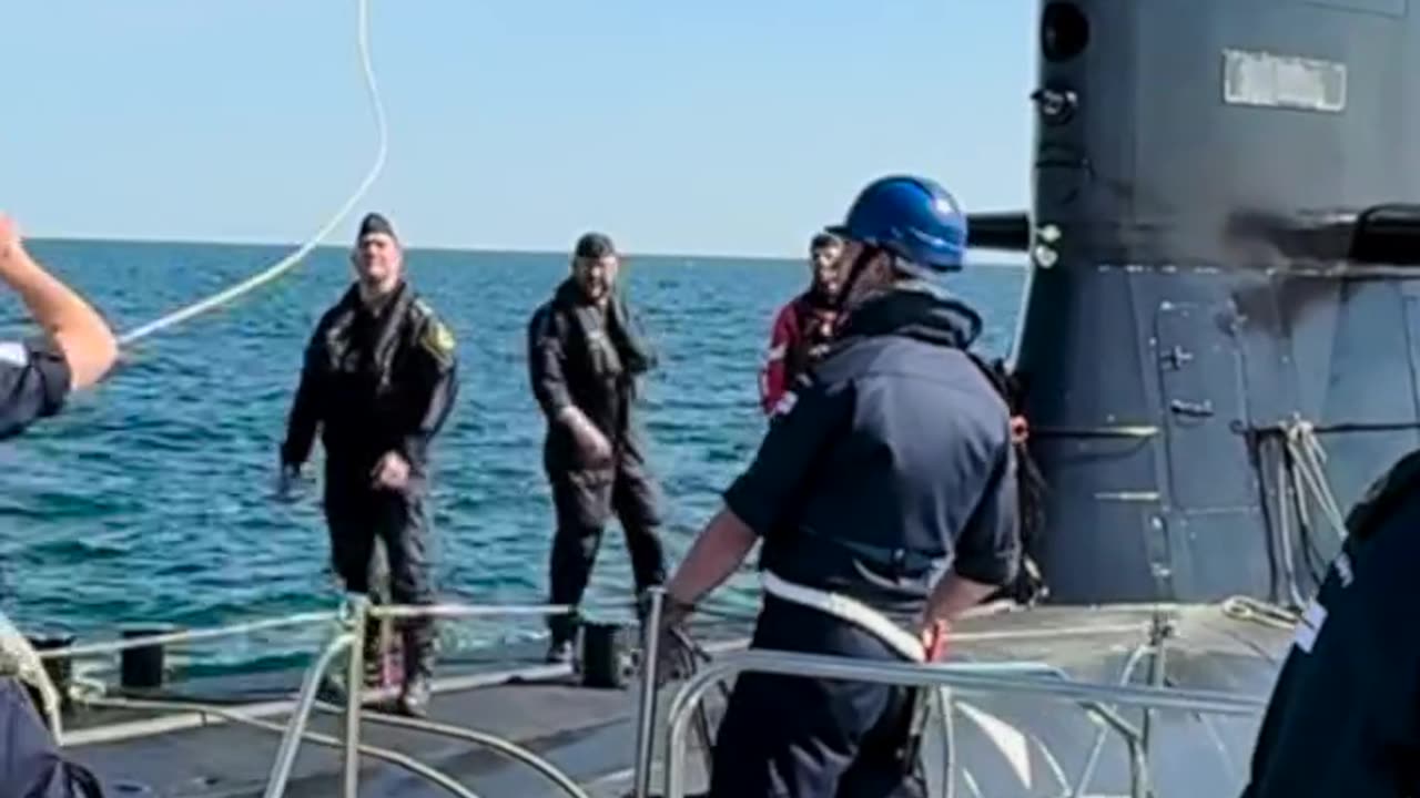 Britter räddar svensk ubåtsbesättning