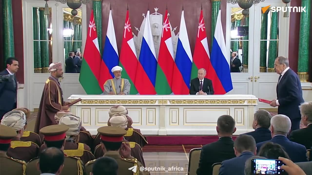 📹 Russia's president and Oman's sultan sign documents in Moscow