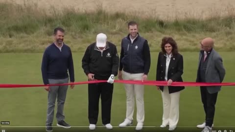 @POTUS cắt băng khai trương sân golf mới tại Trump International Golf Links Aberdeen ở Scotland