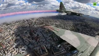 El desfile aéreo tiñe el cielo de Moscú con los colores de la bandera rusa