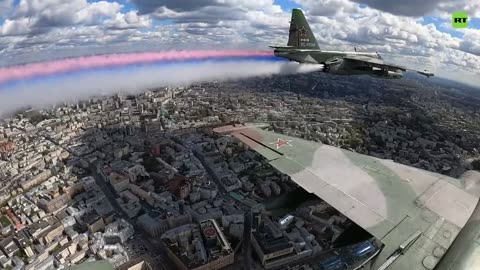 El desfile aéreo tiñe el cielo de Moscú con los colores de la bandera rusa