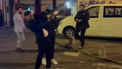 Os cartazes é que são o problema... Com isto está tudo bem... ACORDA PORTUGAL