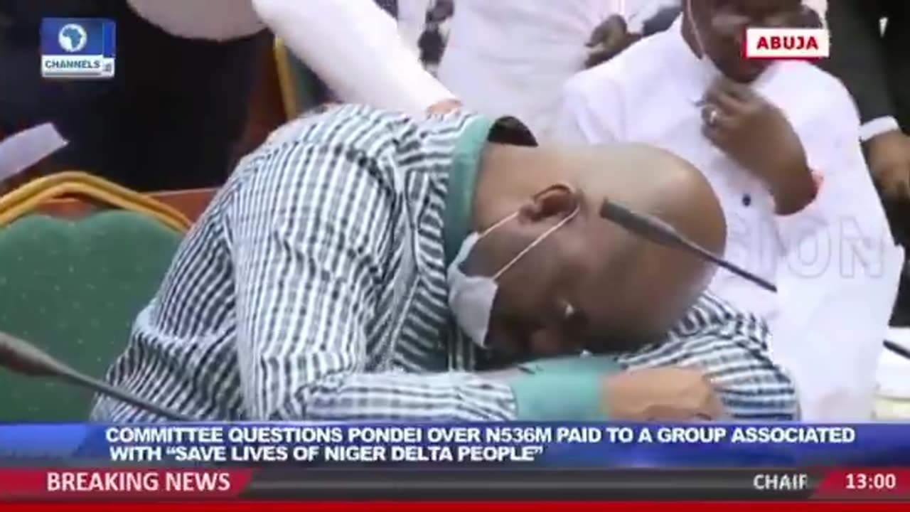 Nigerian official pretends to FAINT after being questioned about missing funds.. 🤣🤣🤣