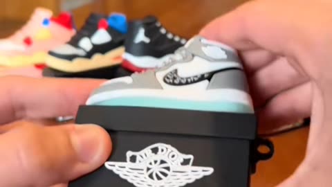 No le enseñes esto a un amante de las zapatillas… 90 #sneakers #jordan4 #zapatillas #airpods