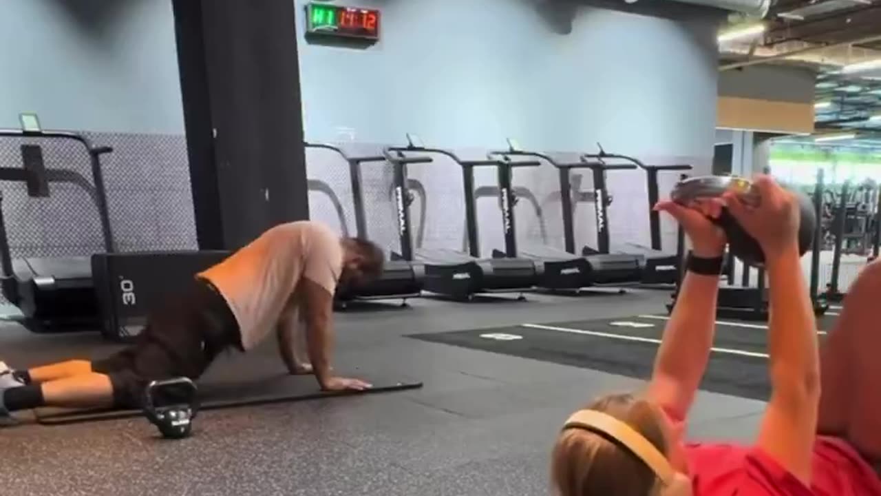 Filthy muslim "exercising" in Bournemouth gym