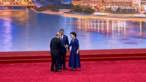 Путин встретился с председателем КНР Си Цзиньпином и его супругой.