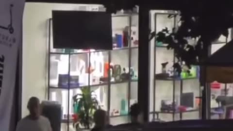 Përleshje në Vlorë me 2 të plagosur, momenti kur policia shoqëron autorët