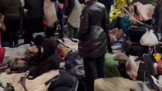 🇫🇷 Hundreds of migrants have set up camp outside the town hall in Paris'