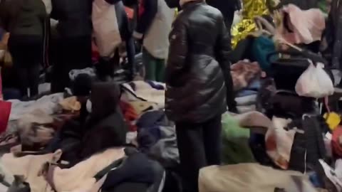 🇫🇷 Hundreds of migrants have set up camp outside the town hall in Paris'
