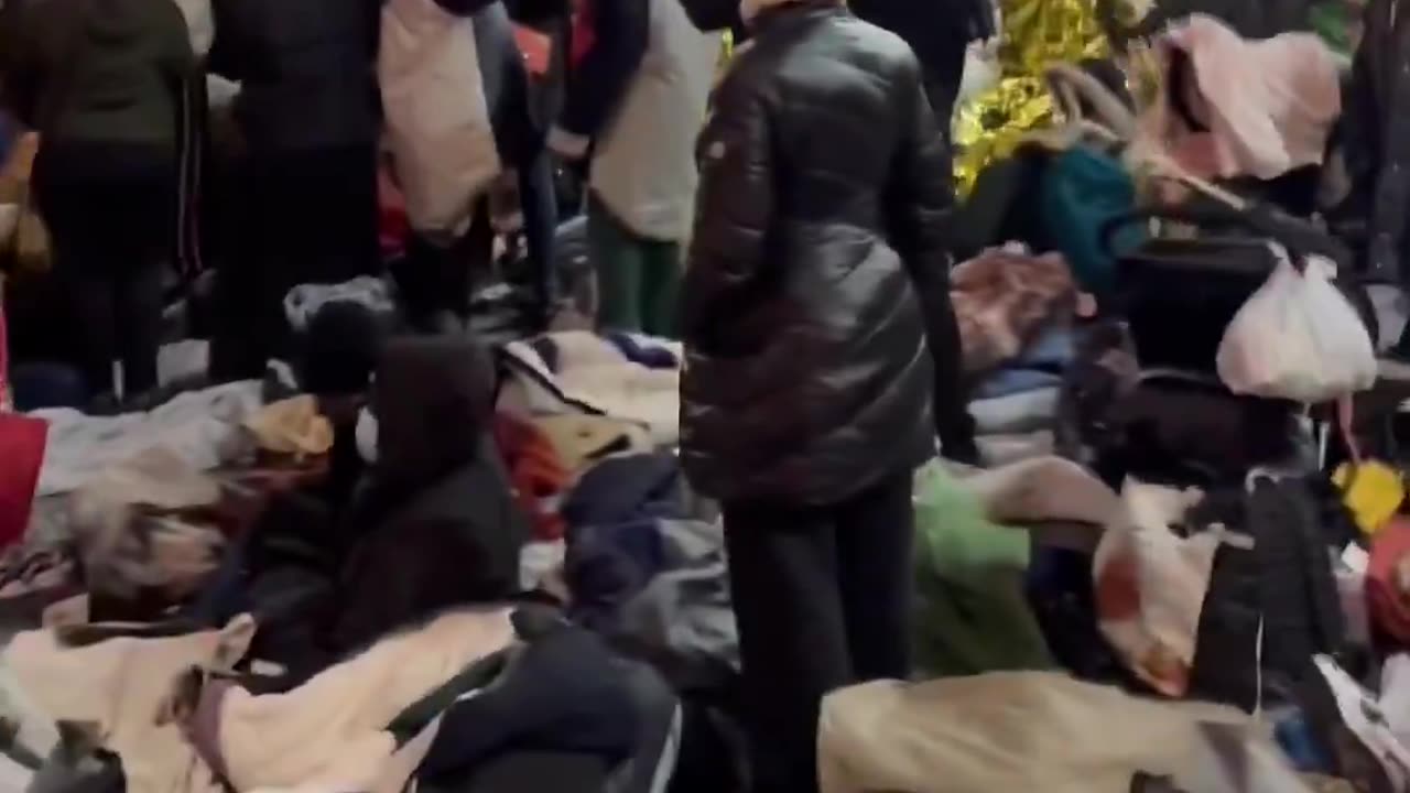 🇫🇷 Hundreds of migrants have set up camp outside the town hall in Paris'